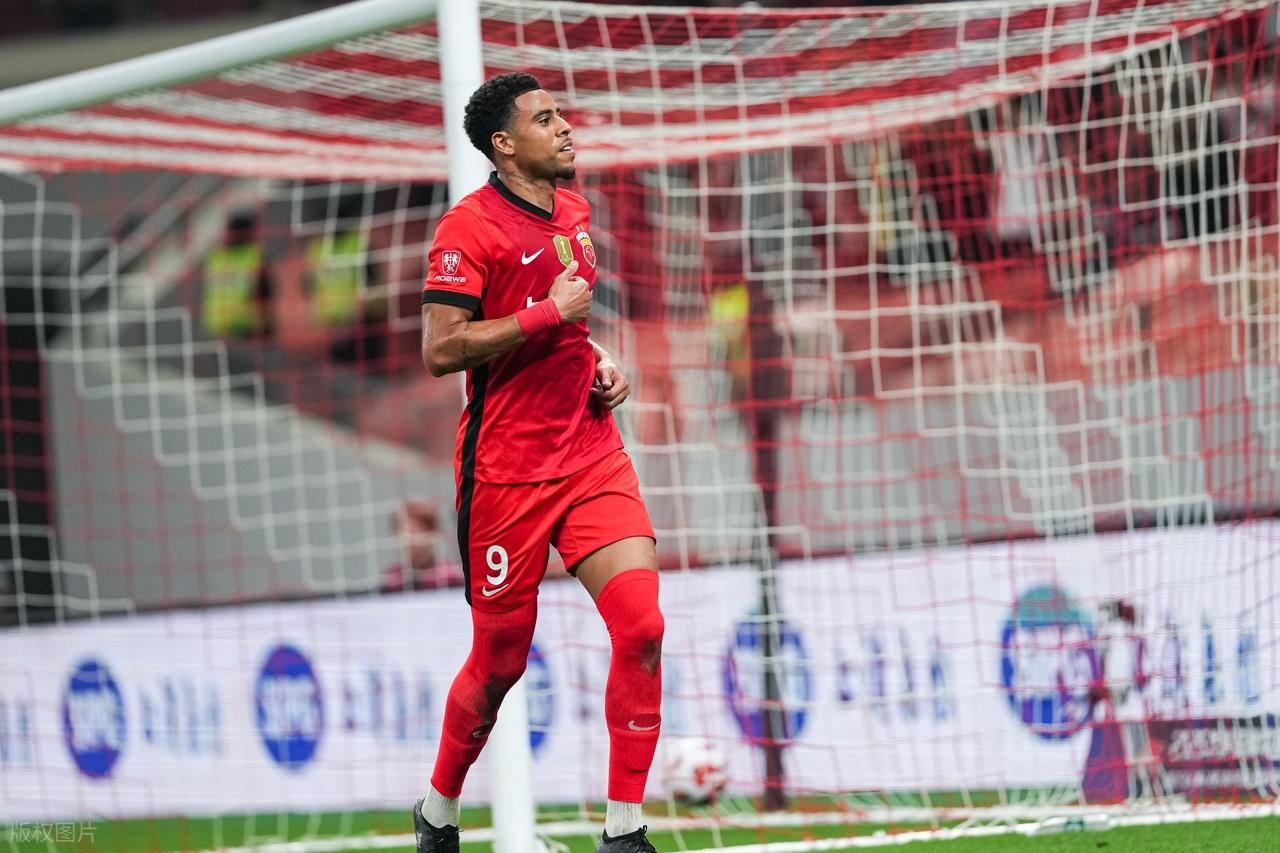 开云APP-上港中锋离队后敲定新东家，本赛季将为河南队出战中超，引发热议