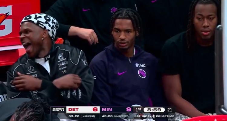 kaiyun-哈哈哈怪好玩！爱德华兹替补席拍腿大笑 道苏姆&amp;菲利普斯两脸无感